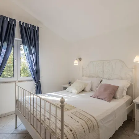 Apartment Apartments By The Sea Milna, Vis - 8946