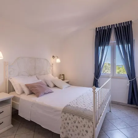 Apartments By The Sea Milna, Vis - 8946 Apartment *